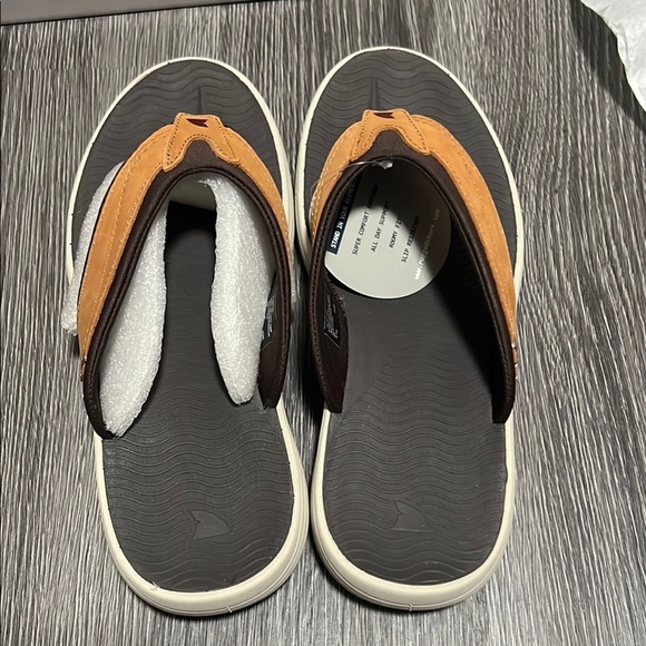 Comfortable Brown and Black Thong Sandals with Platform Sole - Picture 3 of 5